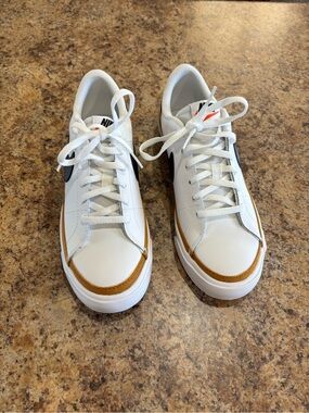 New Women’s Nike